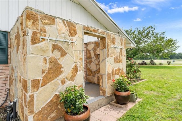 541 Lcr 131, Mount Calm, TX 76673