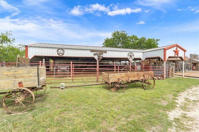 541 Lcr 131, Mount Calm, TX 76673