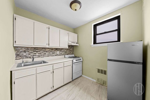 5021 39th Pl Apt 3B, New York City, NY 11104