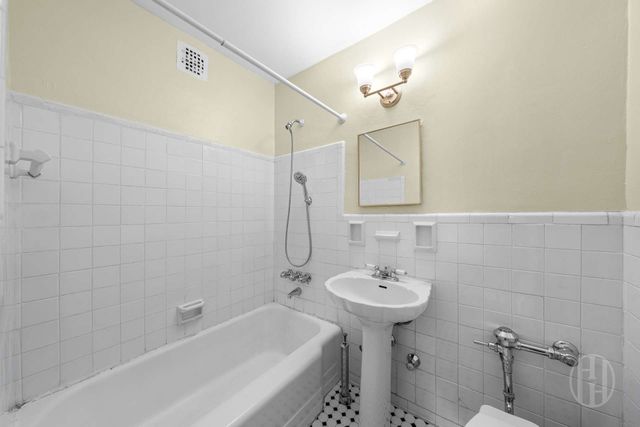 5021 39th Pl Apt 3B, New York City, NY 11104