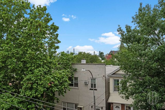 5021 39th Pl Apt 3B, New York City, NY 11104