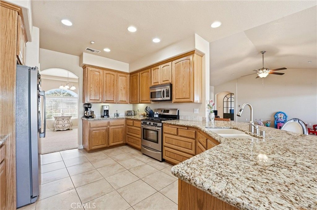 Image 9 of property listing at 5773 Merito Street, Hesperia, CA 92344