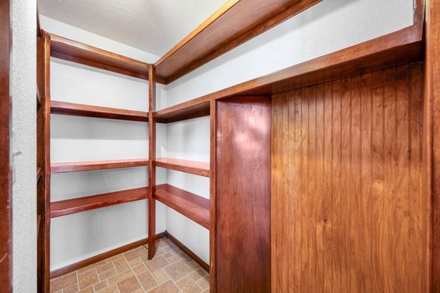 520 E Hedgewood Ct, Andover, KS 67002