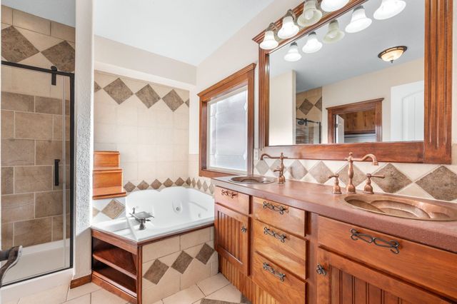 520 E Hedgewood Ct, Andover, KS 67002