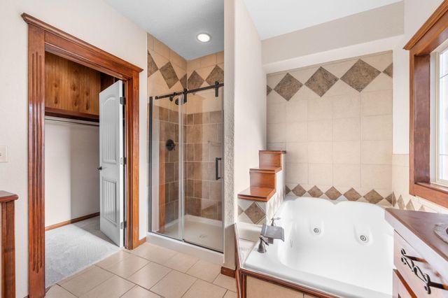 520 E Hedgewood Ct, Andover, KS 67002