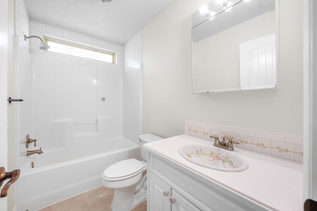 520 E Hedgewood Ct, Andover, KS 67002