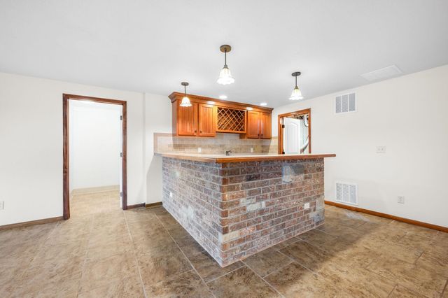 520 E Hedgewood Ct, Andover, KS 67002