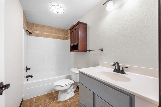 520 E Hedgewood Ct, Andover, KS 67002