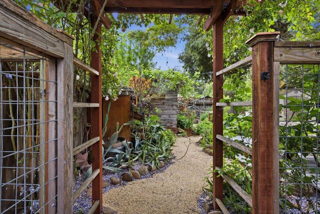 640 Charles St, Santa Rosa, CA 95404