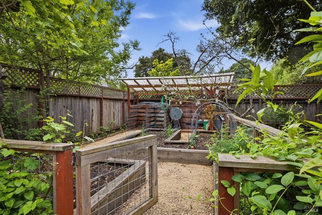 640 Charles St, Santa Rosa, CA 95404