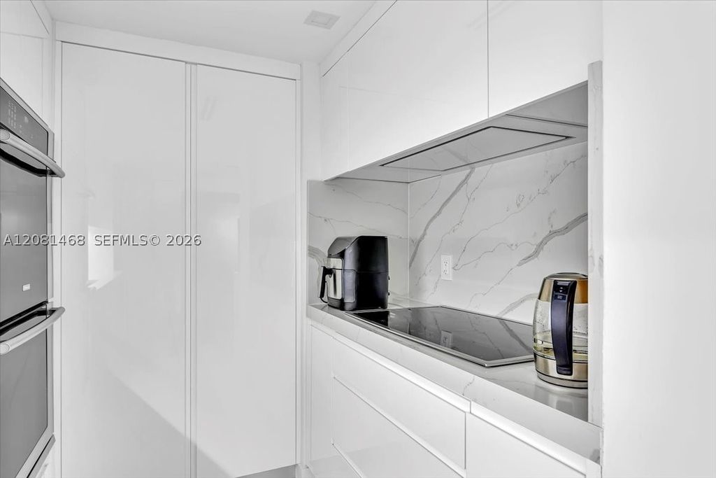 Image 10 of property listing at 9801 Collins Ave 5U, Bal Harbour, FL 33154