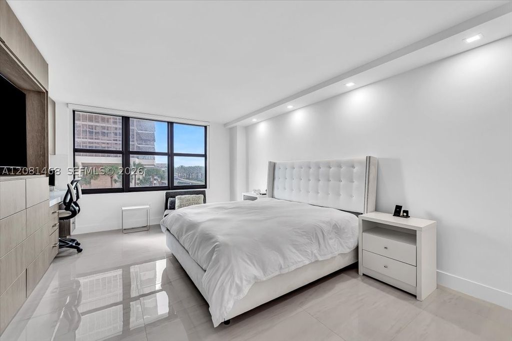 Image 14 of property listing at 9801 Collins Ave 5U, Bal Harbour, FL 33154