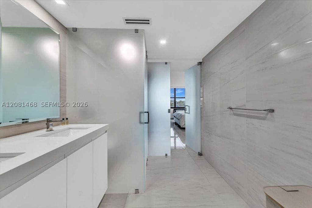 Image 16 of property listing at 9801 Collins Ave 5U, Bal Harbour, FL 33154