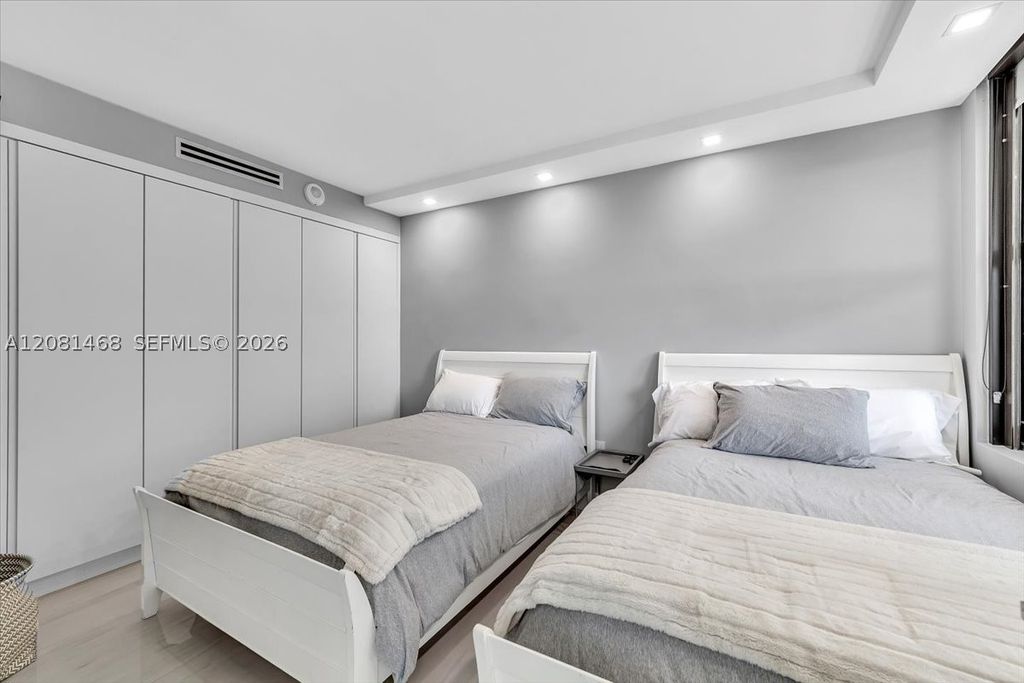 Image 35 of property listing at 9801 Collins Ave 5U, Bal Harbour, FL 33154