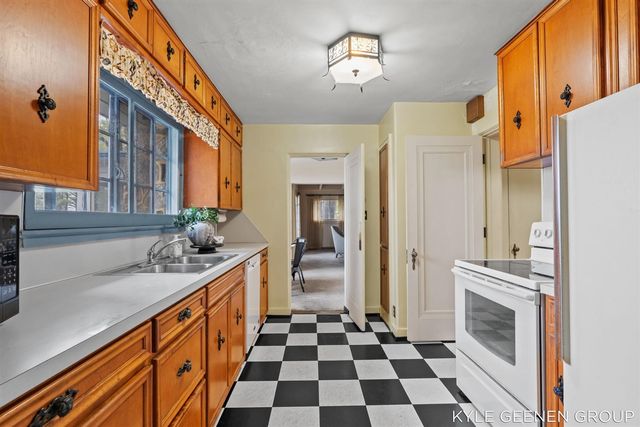 1418 Waukazoo Drive, Holland, MI 49424