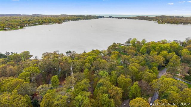 1418 Waukazoo Drive, Holland, MI 49424