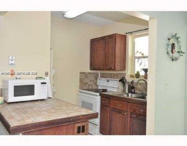 13101 Memorial Highway 219, North Miami, FL 33161