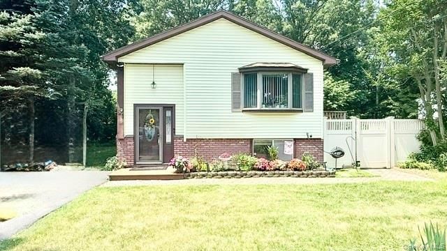 26 Robinwood Street, Mastic, NY 11950