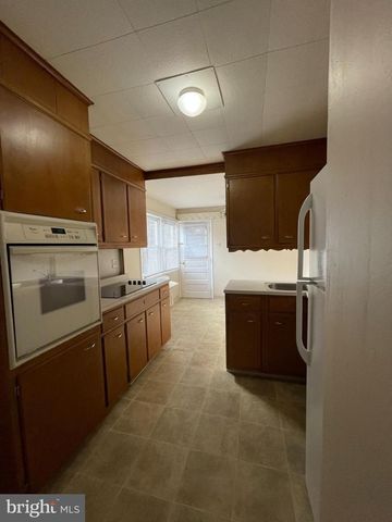 608 W WYOMISSING BLVD, West Lawn, PA 19609