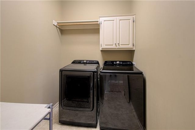 304 NE Hidden Valley Way, Lee's Summit, MO 64064