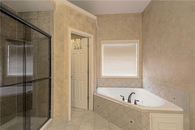 304 NE Hidden Valley Way, Lee's Summit, MO 64064