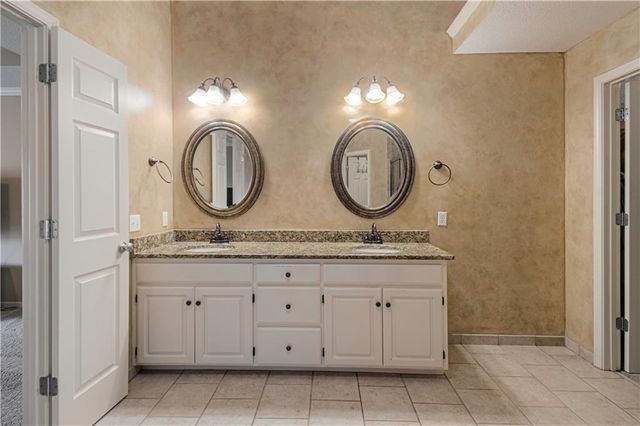 304 NE Hidden Valley Way, Lee's Summit, MO 64064