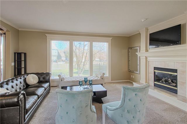 304 NE Hidden Valley Way, Lee's Summit, MO 64064