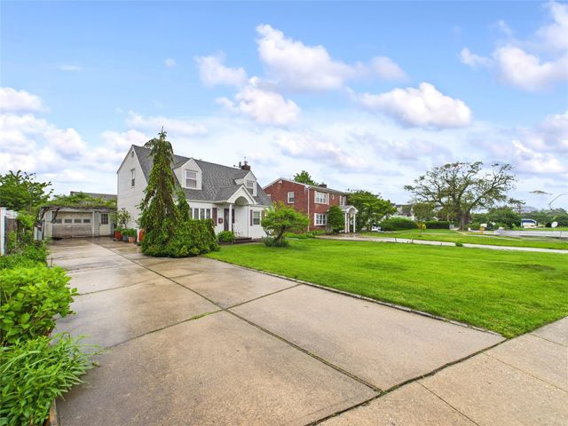 2 Gables Drive, Hicksville, NY 11801