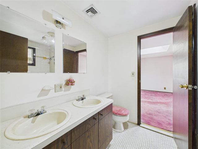 2 Gables Drive, Hicksville, NY 11801