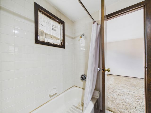 2 Gables Drive, Hicksville, NY 11801