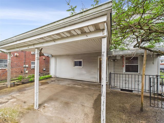2 Gables Drive, Hicksville, NY 11801