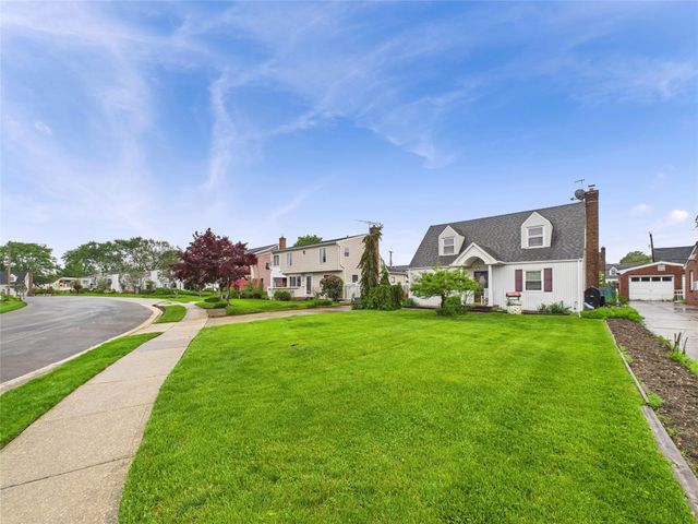 2 Gables Drive, Hicksville, NY 11801