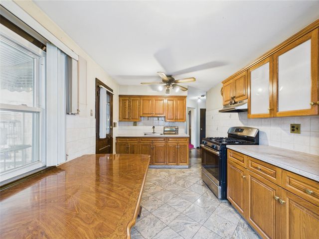 2 Gables Drive, Hicksville, NY 11801