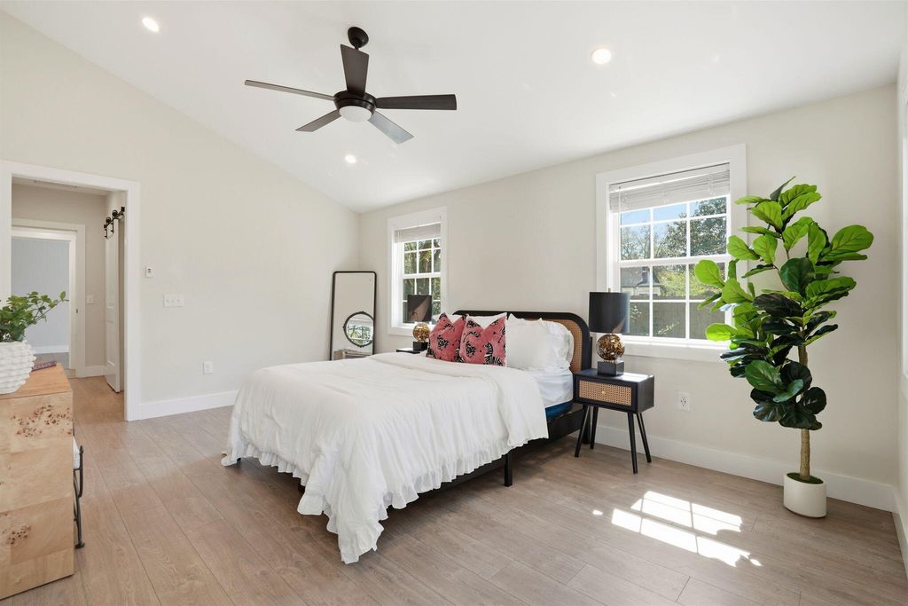 Image 15 of property listing at 303 Woodland Shores Road, Charleston, SC 29412