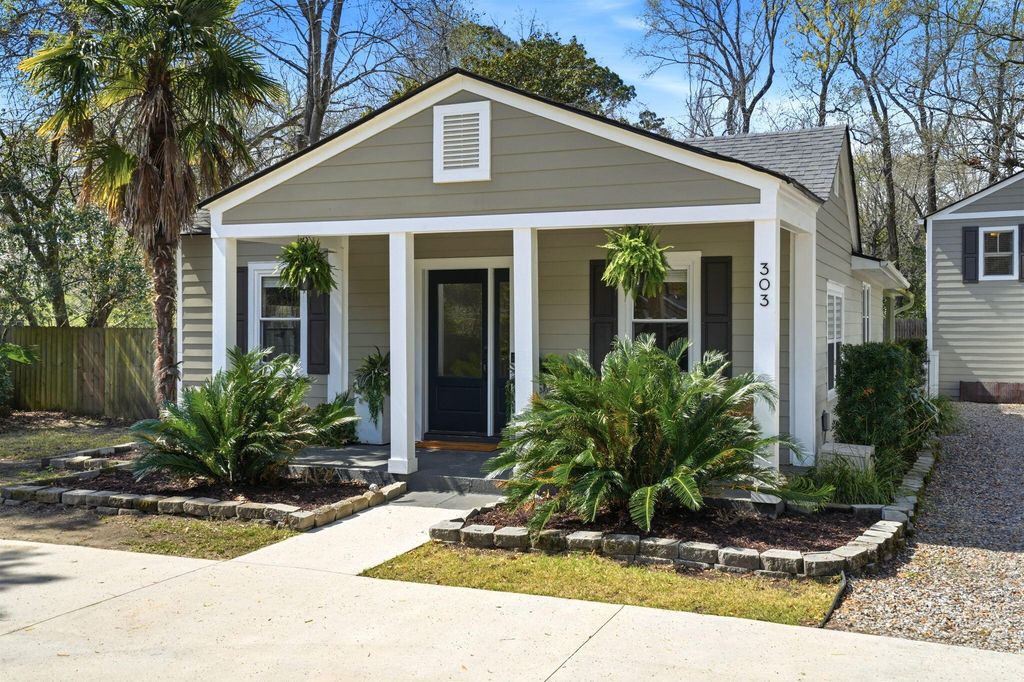 Image 2 of property listing at 303 Woodland Shores Road, Charleston, SC 29412