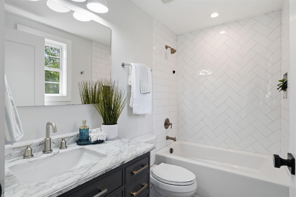 Image 27 of property listing at 303 Woodland Shores Road, Charleston, SC 29412