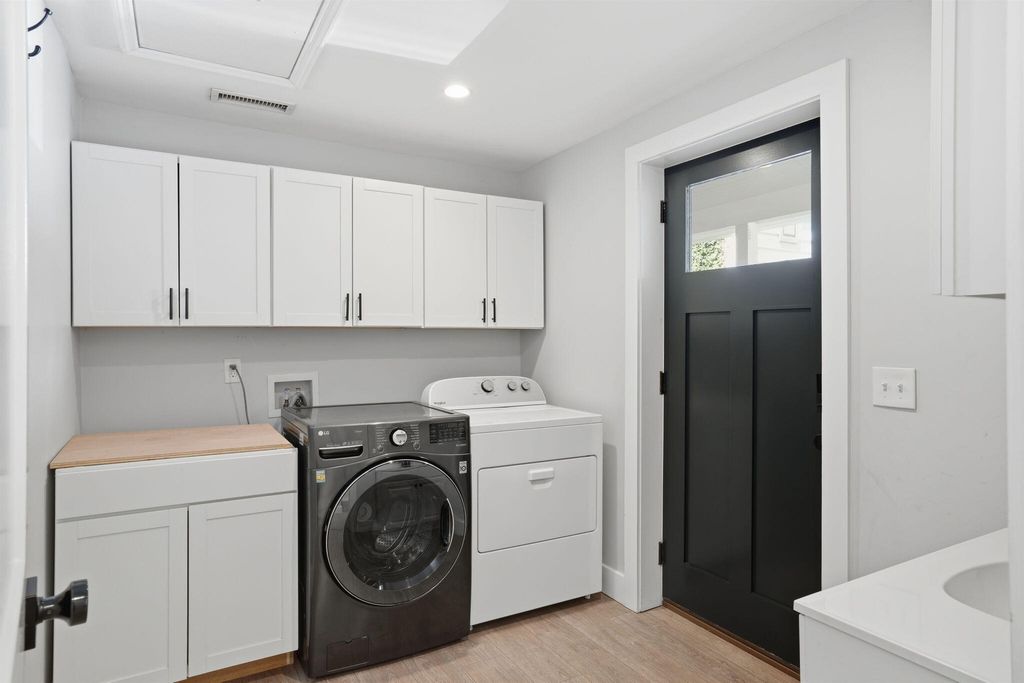 Image 28 of property listing at 303 Woodland Shores Road, Charleston, SC 29412