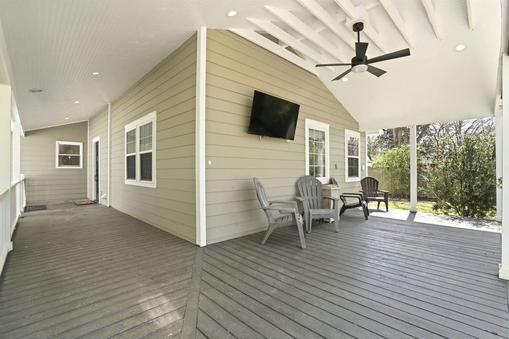 Image 30 of property listing at 303 Woodland Shores Road, Charleston, SC 29412