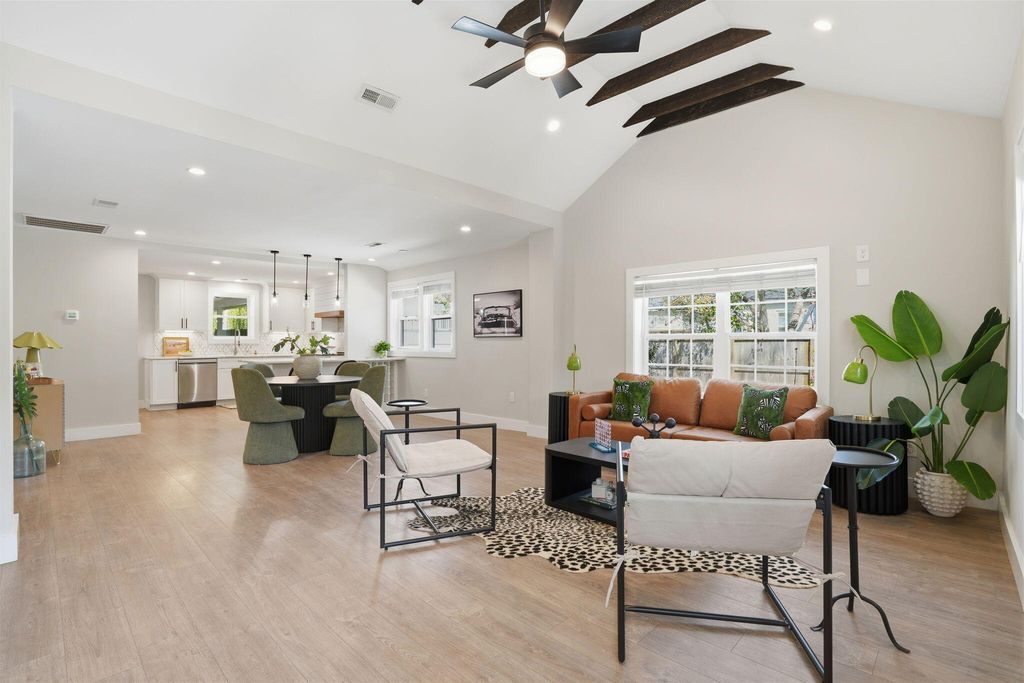 Image 4 of property listing at 303 Woodland Shores Road, Charleston, SC 29412