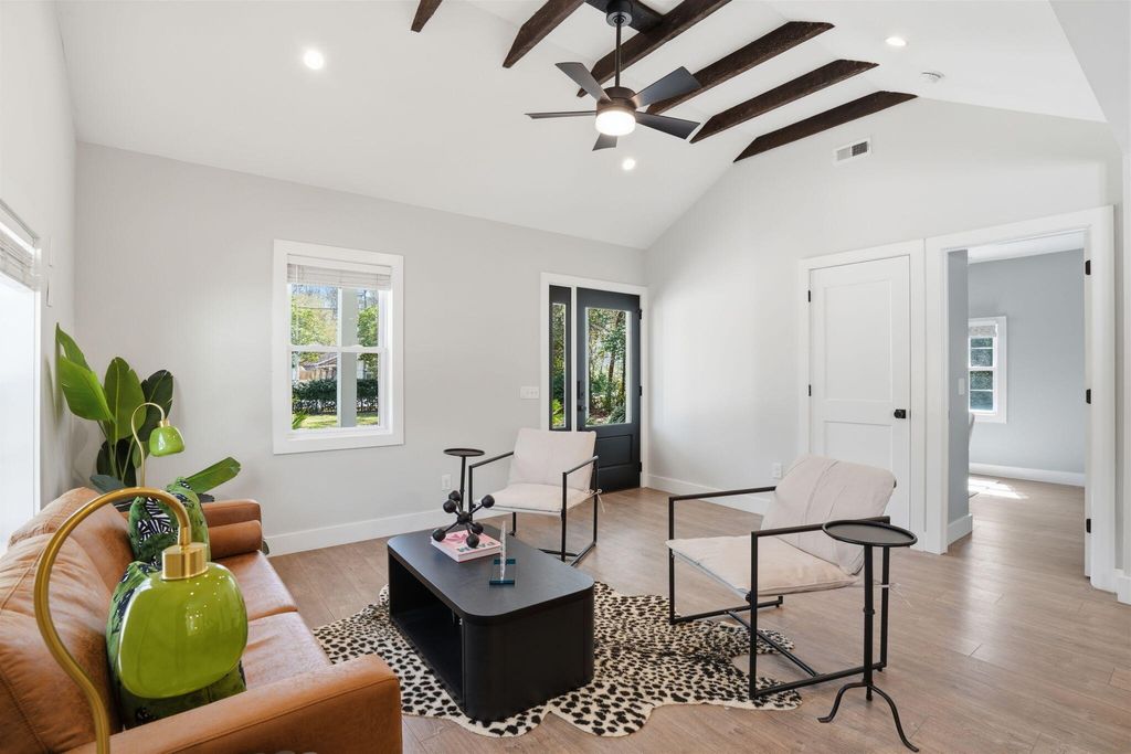 Image 5 of property listing at 303 Woodland Shores Road, Charleston, SC 29412