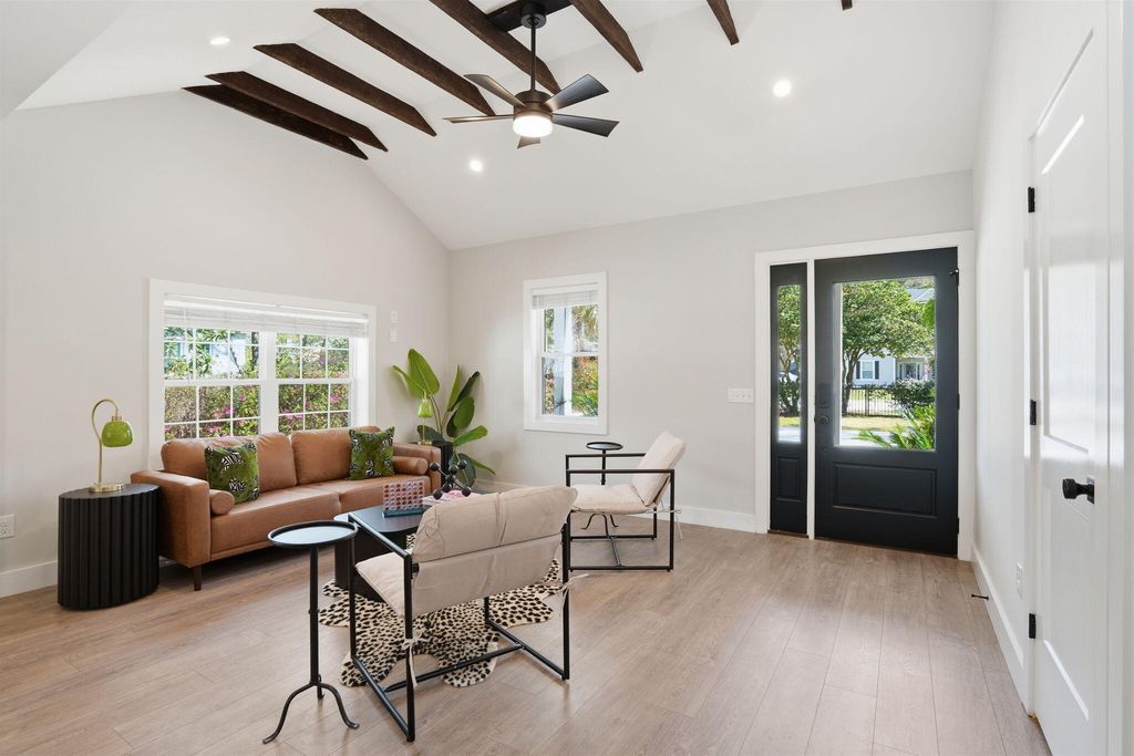 Image 6 of property listing at 303 Woodland Shores Road, Charleston, SC 29412