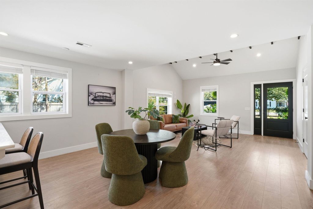 Image 7 of property listing at 303 Woodland Shores Road, Charleston, SC 29412