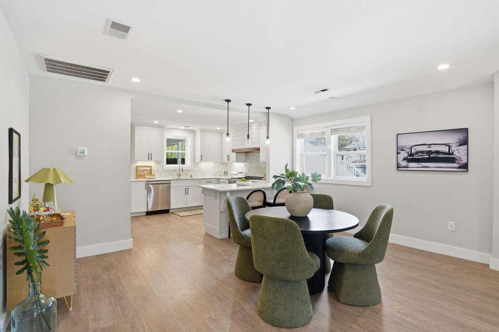 Image 8 of property listing at 303 Woodland Shores Road, Charleston, SC 29412