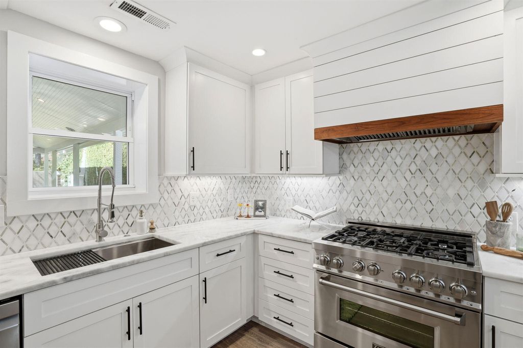 Image 9 of property listing at 303 Woodland Shores Road, Charleston, SC 29412