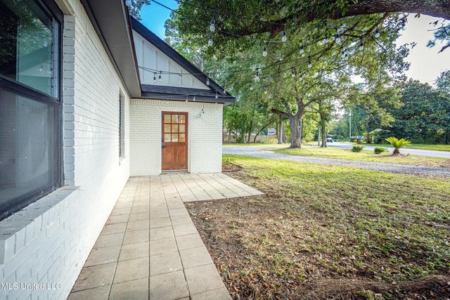 9329 Ridgeview Drive, Ocean Springs, MS 39564