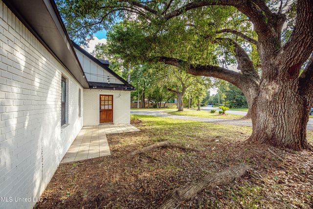 9329 Ridgeview Drive, Ocean Springs, MS 39564