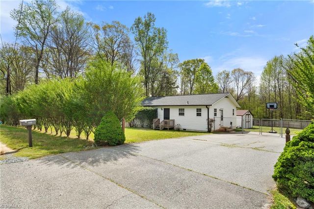 569 Pilot Circle, Thomasville, NC 27360