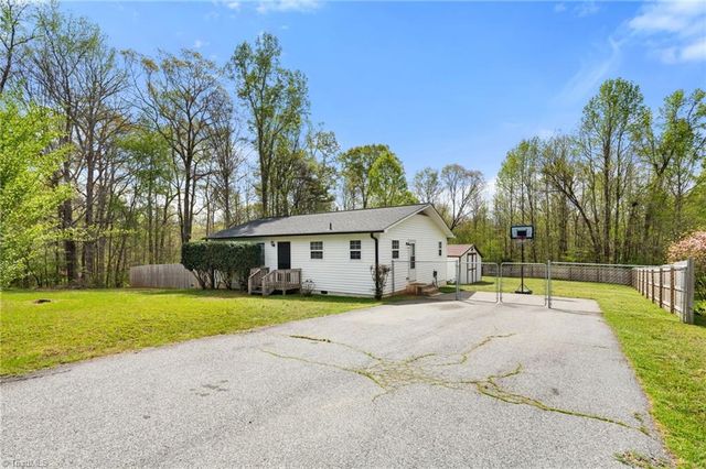 569 Pilot Circle, Thomasville, NC 27360
