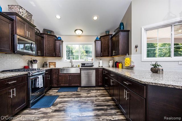 2976 E Bob White Drive, Smiths Creek, MI 48074
