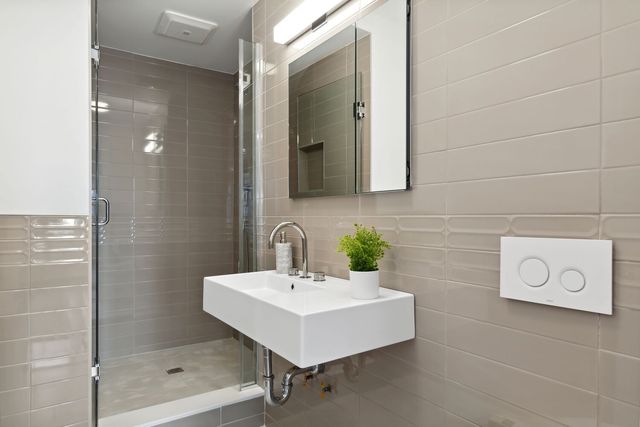 14809 Northern Blvd Apt 6L, New York City, NY 11354